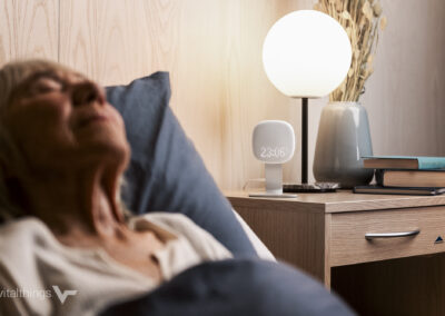Somnofy monitoring elderly patient in bed